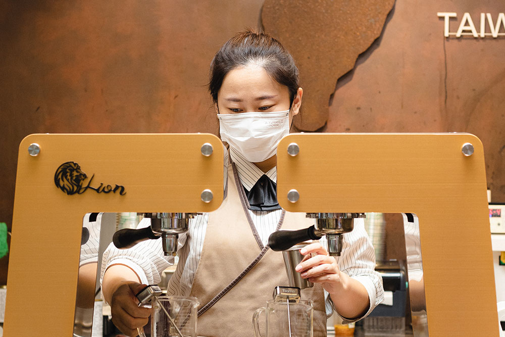 CC3000_Staff Brewing Tea
